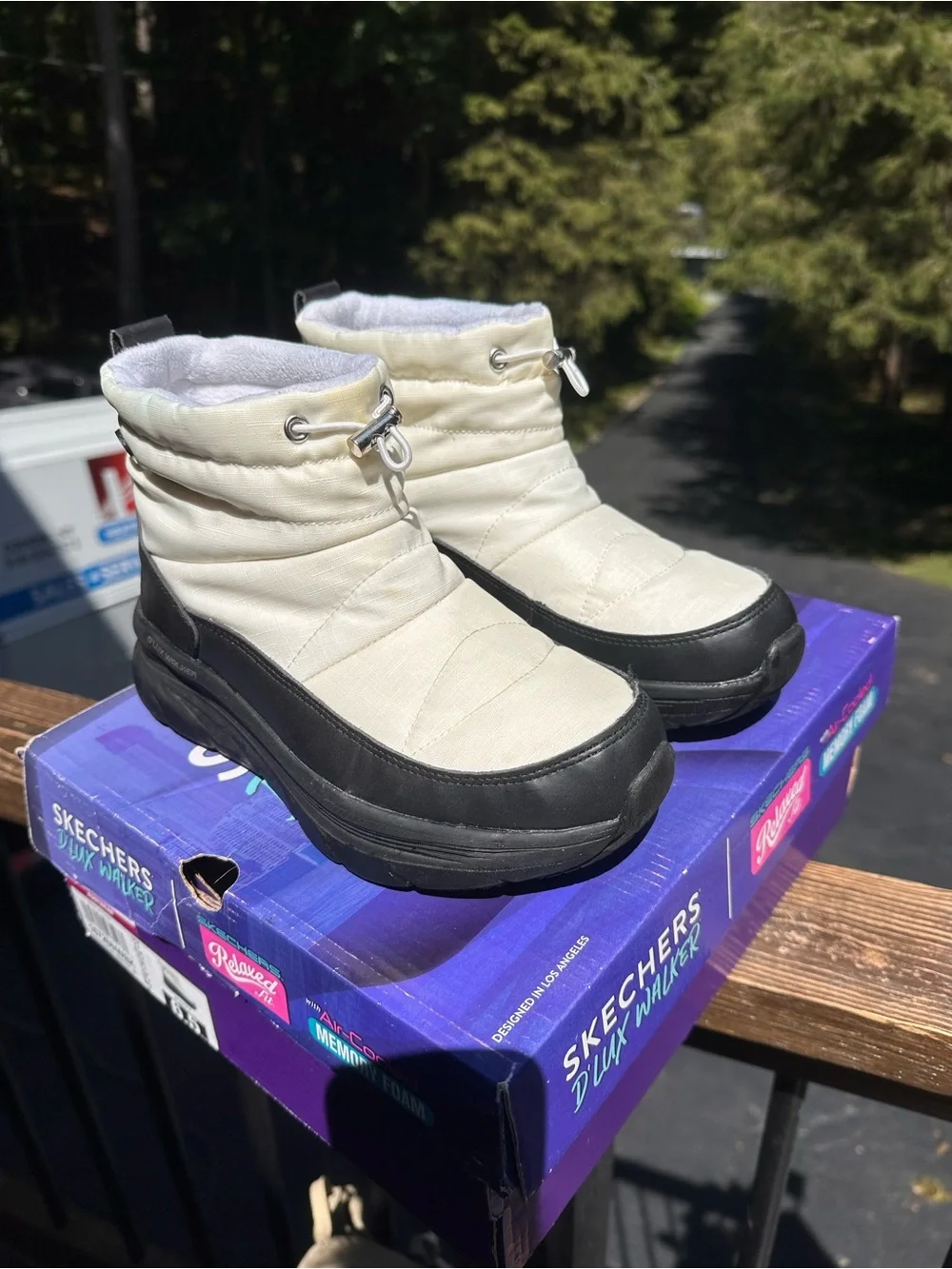 Skechers D'LUX Walker Women's Cream and Black Winter Boot